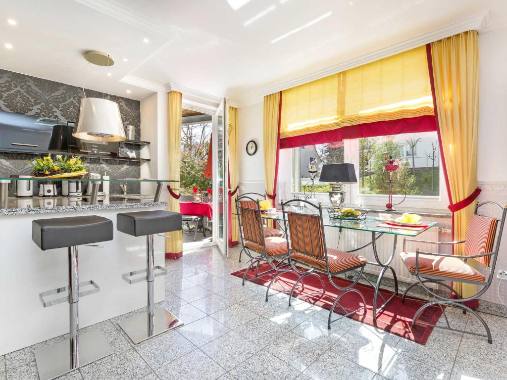 Η κουζίνα ή μικρή κουζίνα στο Villa A Cappella - WG 1 "Gelbe Orchidee"