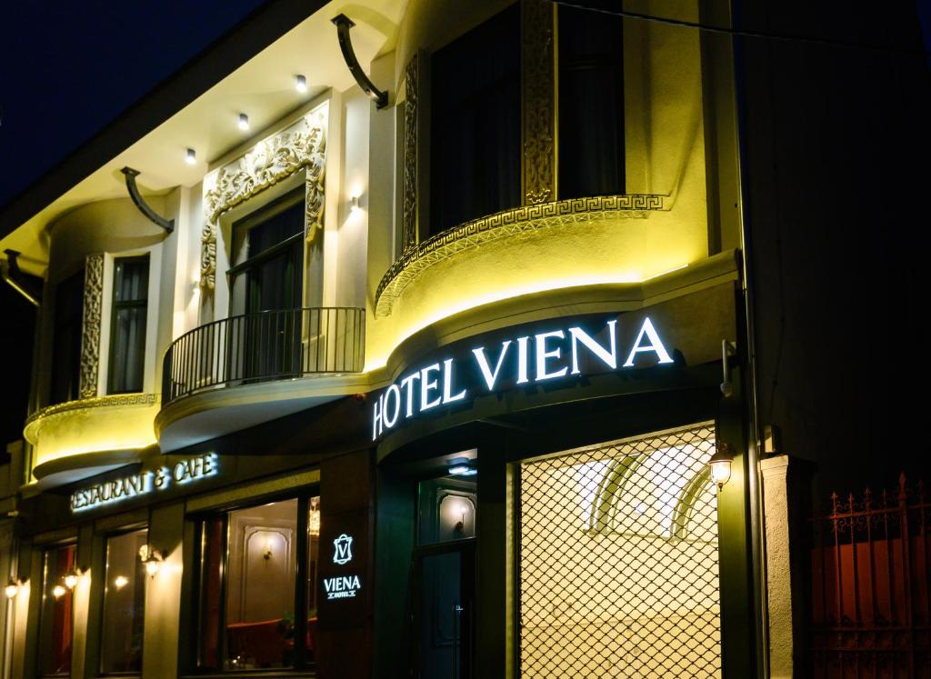 サトゥ・マーレにあるHOTEL VIENAのホテルの看板を持つ建物