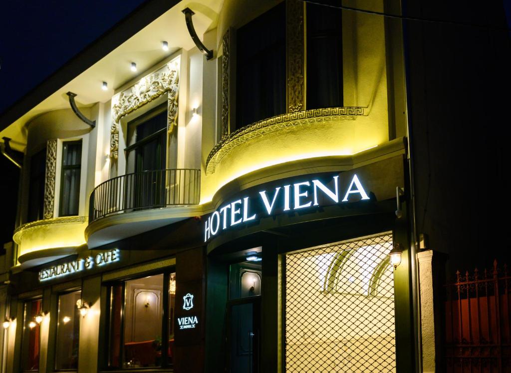 budynek z napisem "Hotel Vienna" w obiekcie HOTEL VIENA w mieście Satu Mare