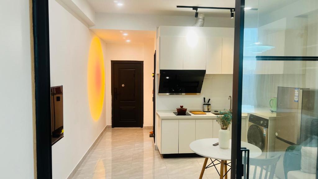 Kuchyň nebo kuchyňský kout v ubytování Shenzhen Duowei Luxury Apartment Chegongmiao Branch