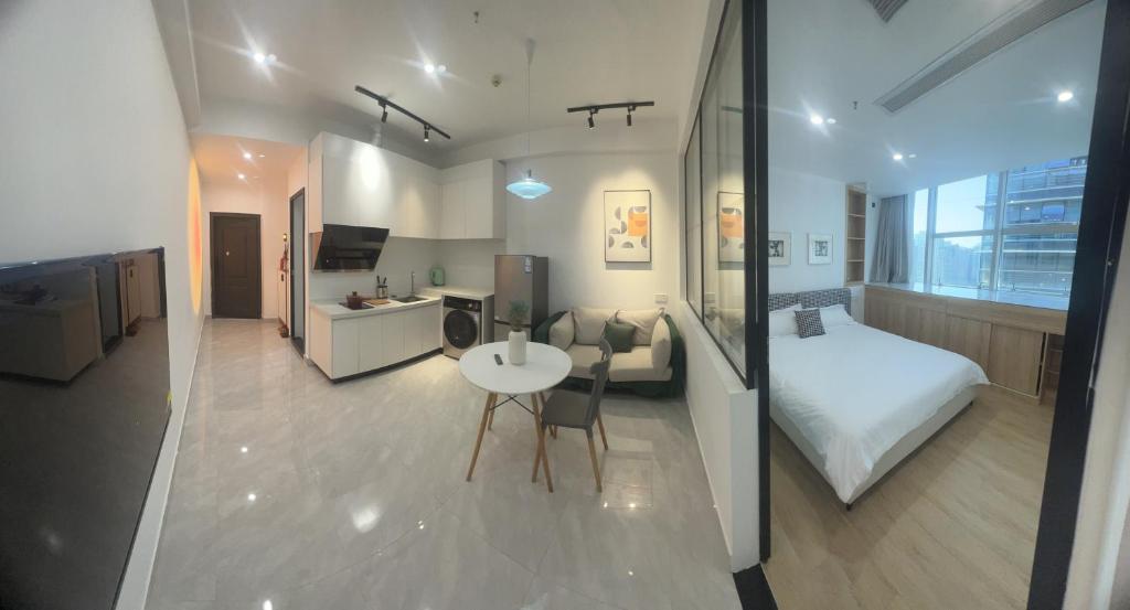 Postel nebo postele na pokoji v ubytování Shenzhen Duowei Luxury Apartment Chegongmiao Branch