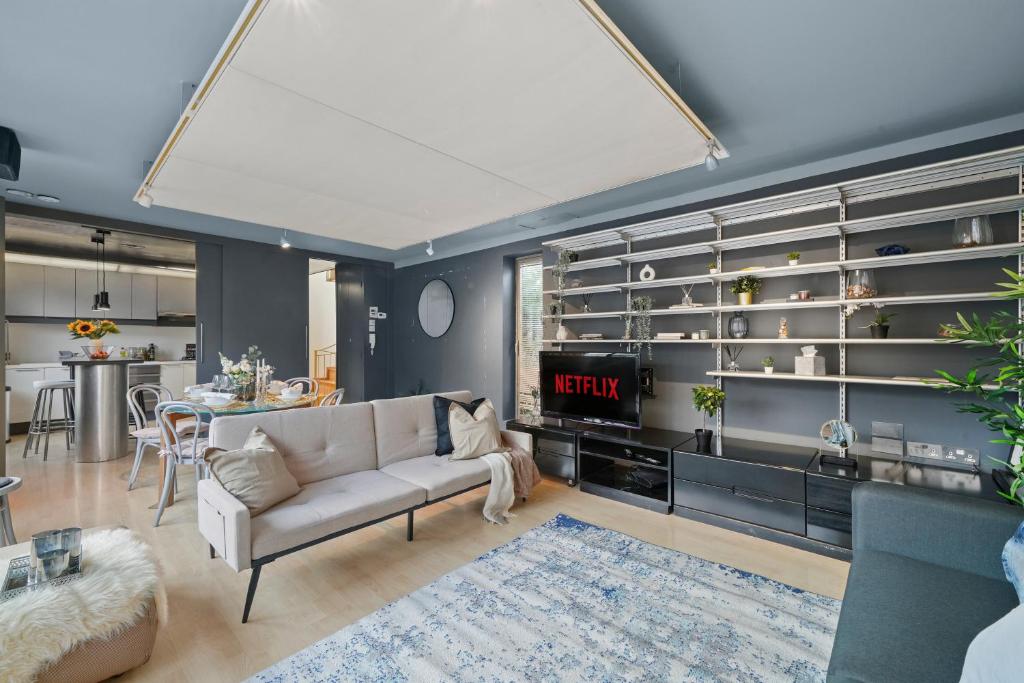 sala de estar con sofá y mesa en Livestay-Camden Mews House with Private Roof Terrace en Londres