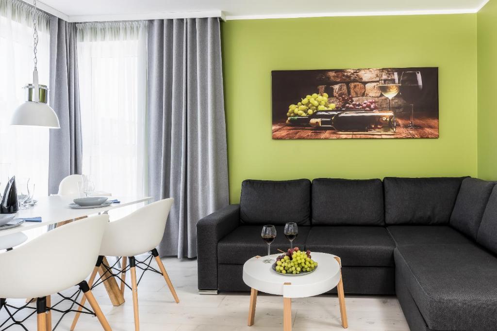 吉烏諾維克的住宿－Grape Home，客厅设有黑色沙发和绿色的墙壁