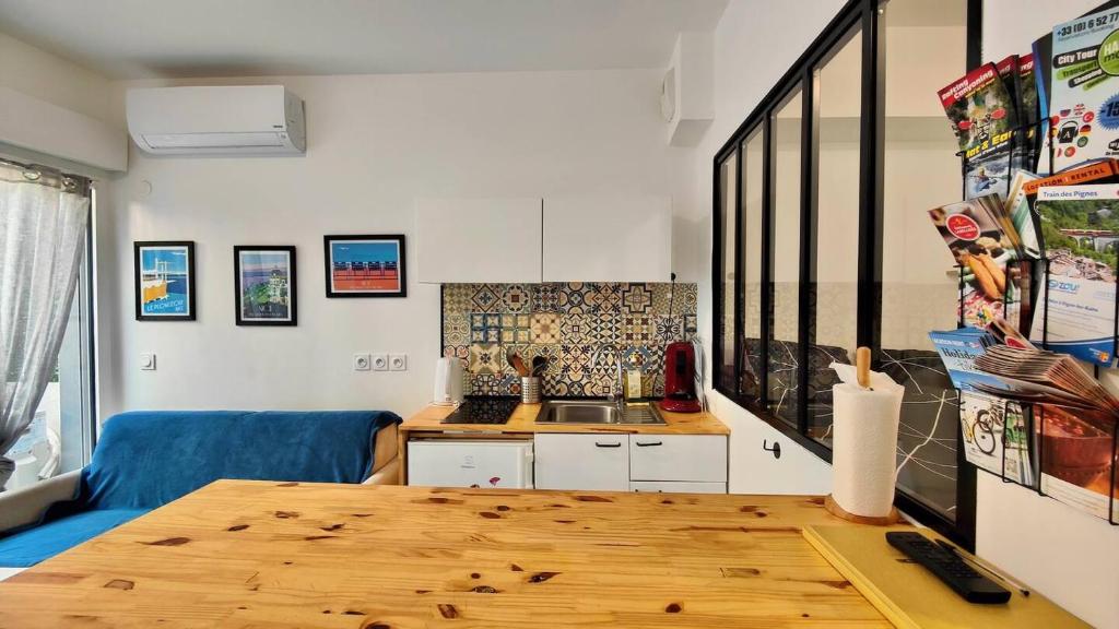 - une cuisine avec une table en bois dans une chambre dans l'établissement Alex Nice Studio, à Nice