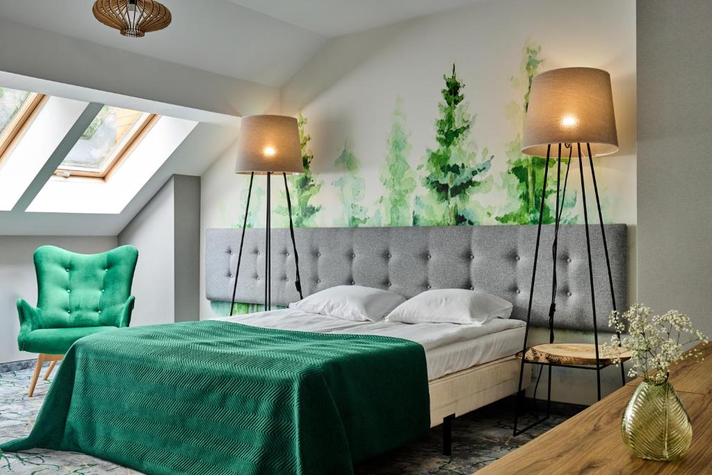 sypialnia z zielonym łóżkiem i zielonym krzesłem w obiekcie Centuria Hotel & Natural Spa w Ogrodzieńcu