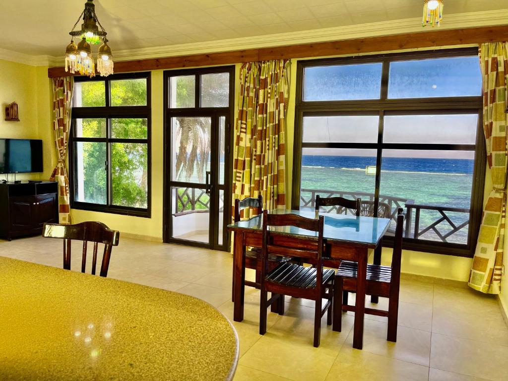 達哈布的住宿－Moonlight，一间带桌椅和海洋的客厅