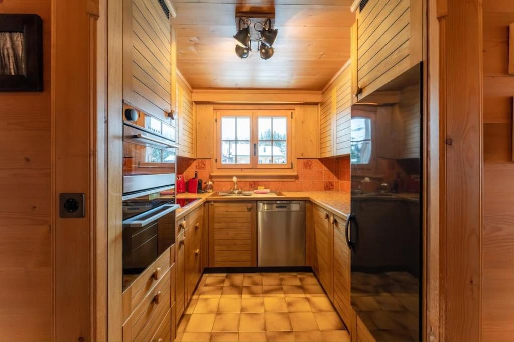 Dapur atau dapur kecil di Charming Alpine Apartment Gstaad