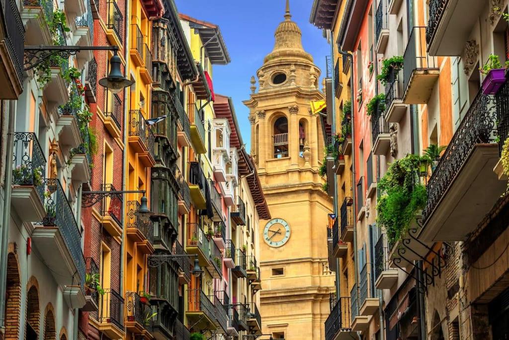 潘普洛纳Apartamento Camino Catedral Pamplona的街道中间的钟楼,有建筑