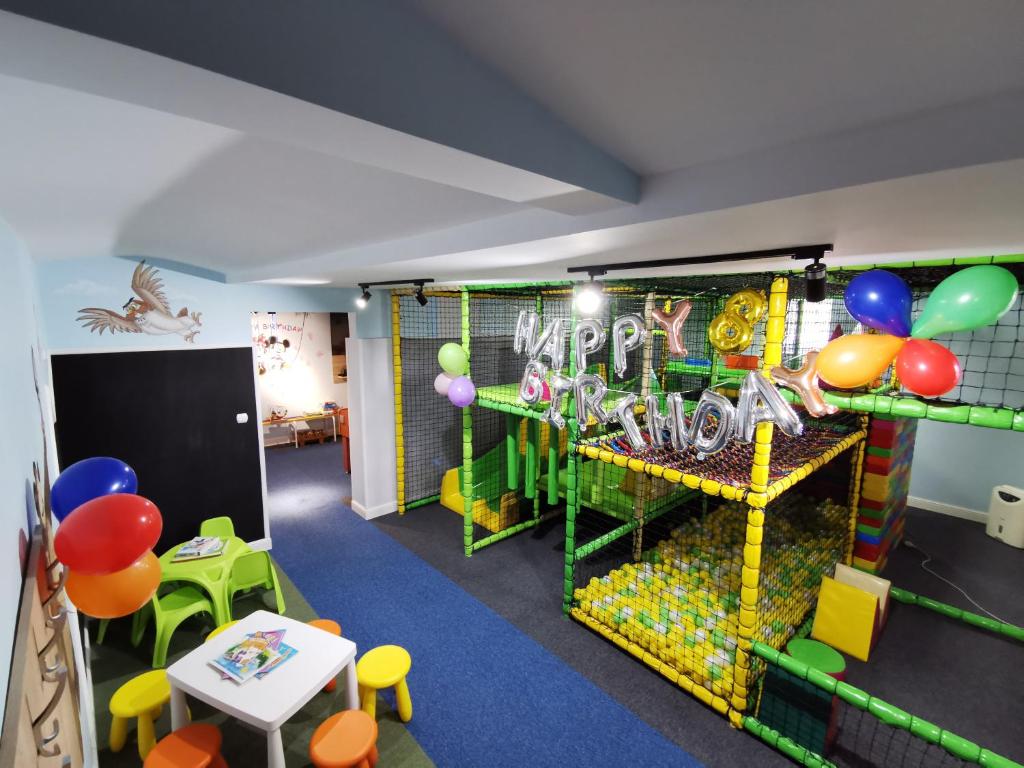 - une chambre pour enfants avec un signe d'anniversaire heureux et des ballons dans l'établissement Rezydencja Pod Pieprzówkami, à Zalesie Gorzyckie
