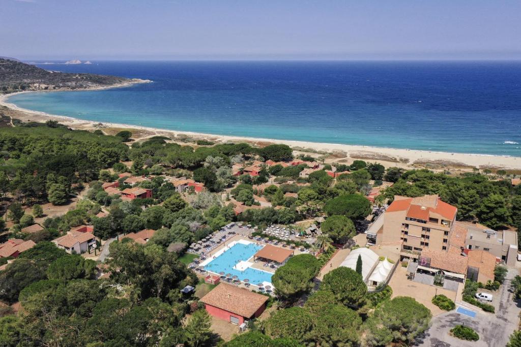 Luftblick auf ein Resort und den Strand in der Unterkunft Belambra Clubs Belgodère - Golfe de Lozari in Belgodère