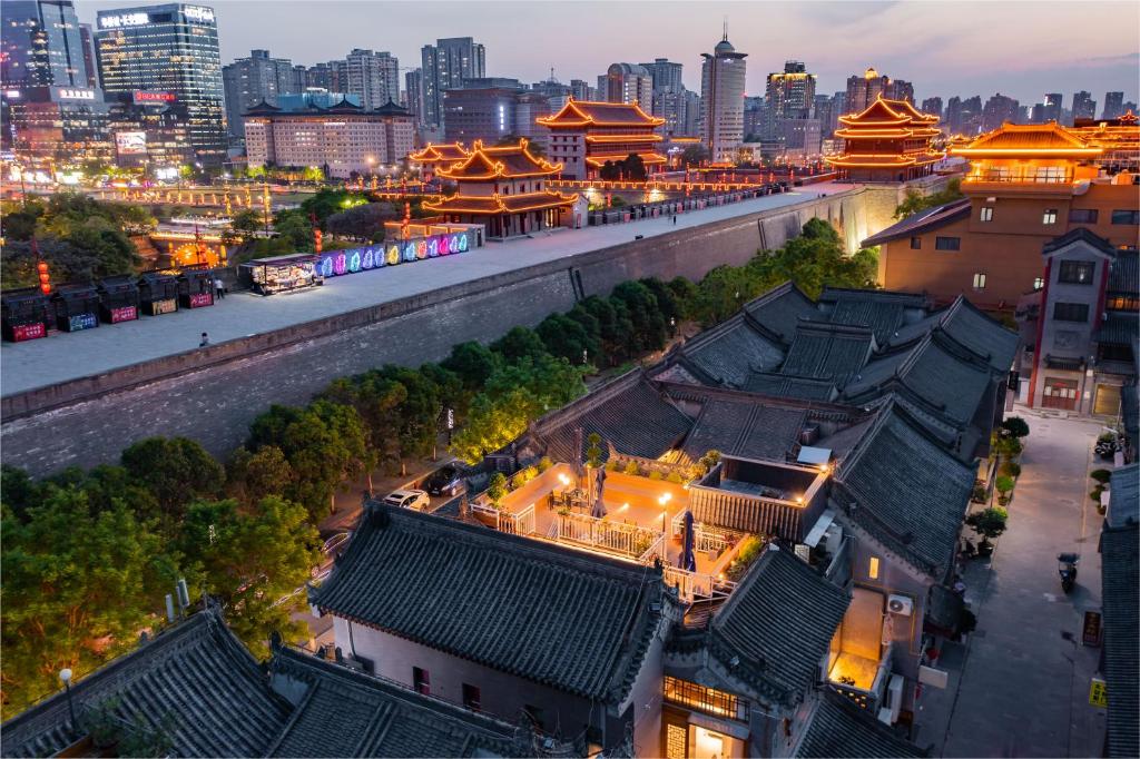 uma vista geral de uma cidade à noite em Joke Inn em Xi'an