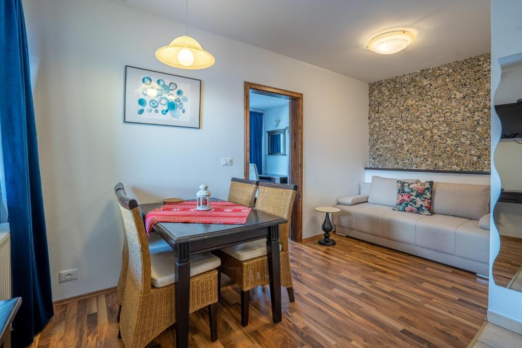 Posezení v ubytování TEMPFER 2 Apartments & Rooms with new WELLNESS
