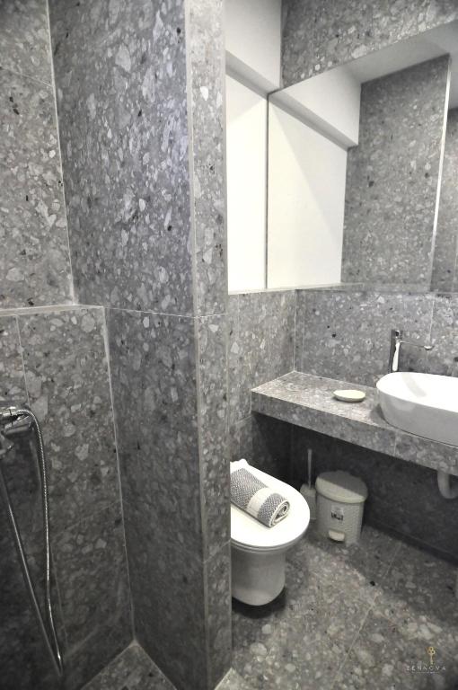Kúpeľňa v ubytovaní Zennova Sirene Luxury Studios