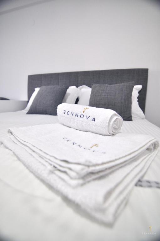 Posteľ alebo postele v izbe v ubytovaní Zennova Sirene Luxury Studios