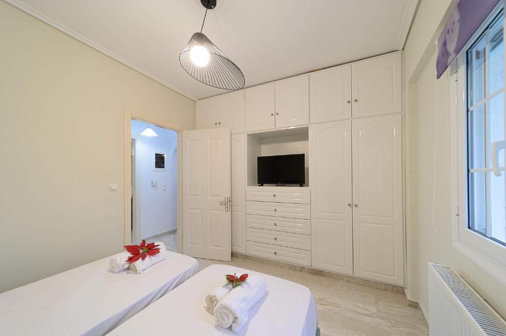 Televízia a/alebo spoločenská miestnosť v ubytovaní Spyros Perigiali Houses