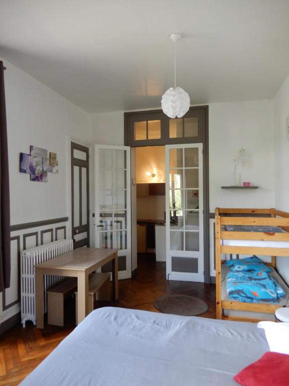 - une chambre avec un lit, un bureau et une table dans l'établissement Chateau Gruchet Le Valasse, à Gruchet-le-Valasse