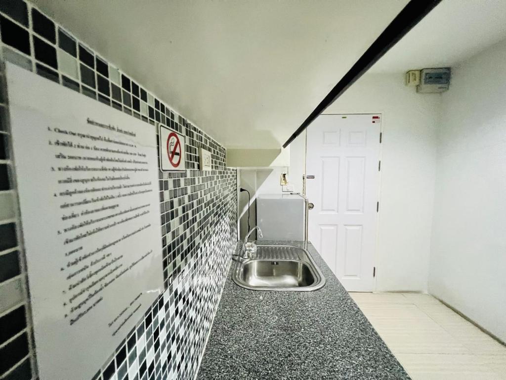 Kuchyň nebo kuchyňský kout v ubytování INN Kham Apartment