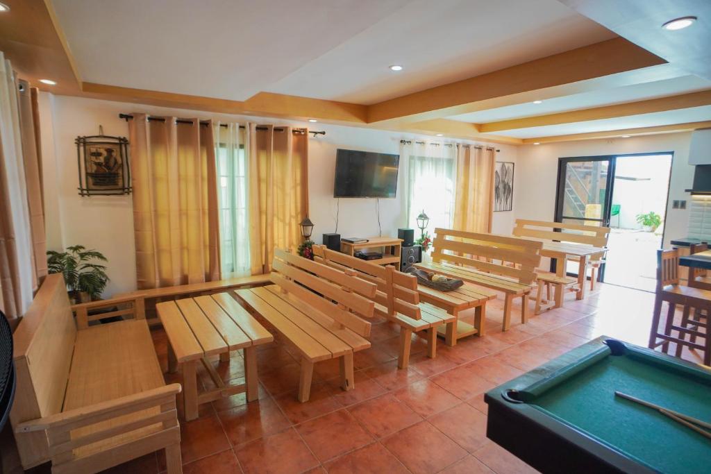 TV a/nebo společenská místnost v ubytování Balay Greenika Tagyatay Private Pool