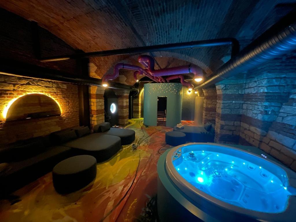 Une grande chambre avec bain à remous se trouve dans un bâtiment. dans l'établissement SPA SPA Opletalova, à Prague