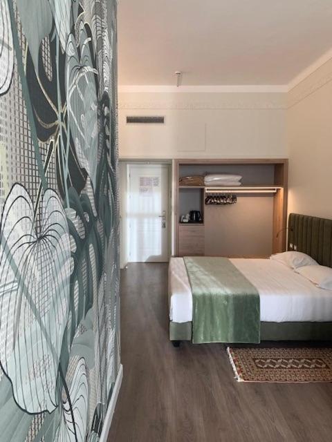 Łóżko lub łóżka w pokoju w obiekcie Lolli Palace Hotel
