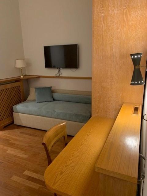 Telewizja i/lub zestaw kina domowego w obiekcie Lolli Palace Hotel