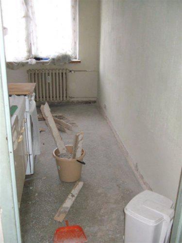 um quarto inacabado com um WC e uma janela em Byt hruza em Praga