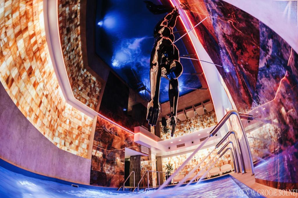 シフィエラドゥフ・ズドルイにあるHotel Eraのスーツ姿の男が階段を飛び降りている