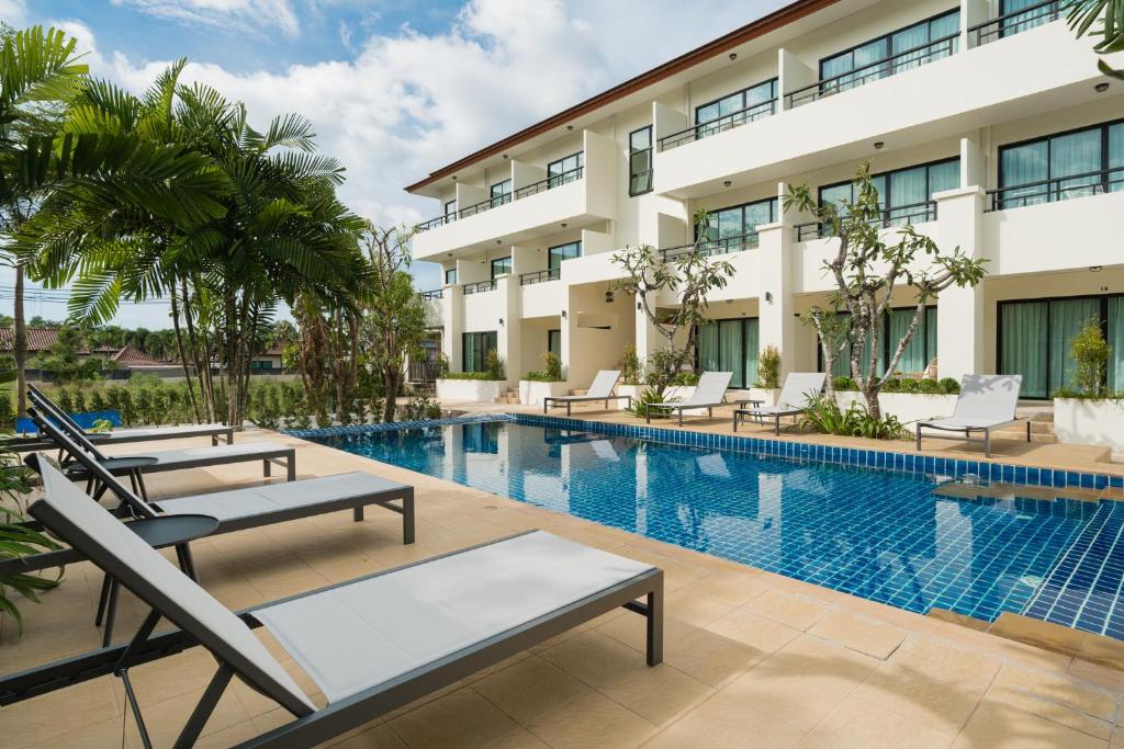 una imagen de una piscina en un hotel en Hill Myna Holiday Park & Cafe en Bang Tao Beach