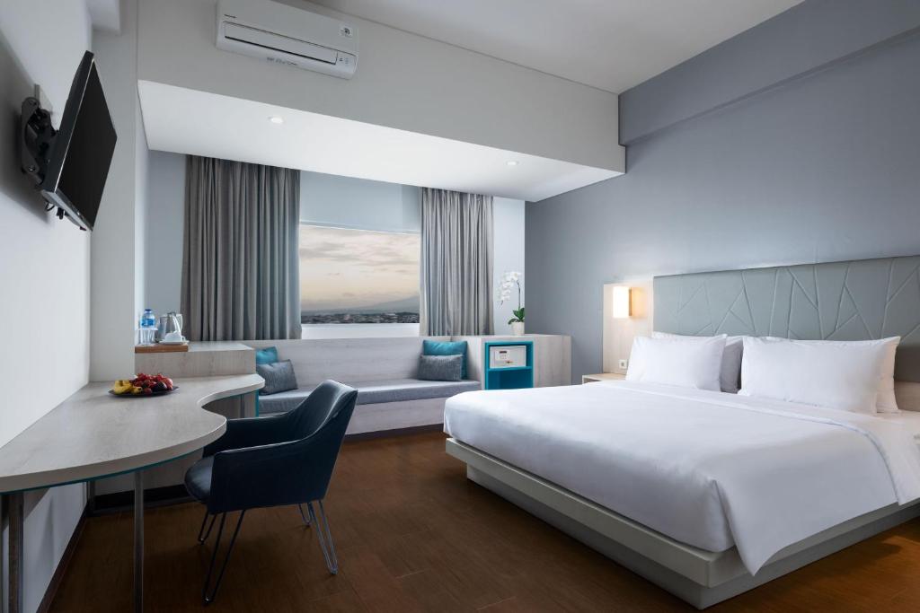 Postel nebo postele na pokoji v ubytování Hotel Santika Bogor