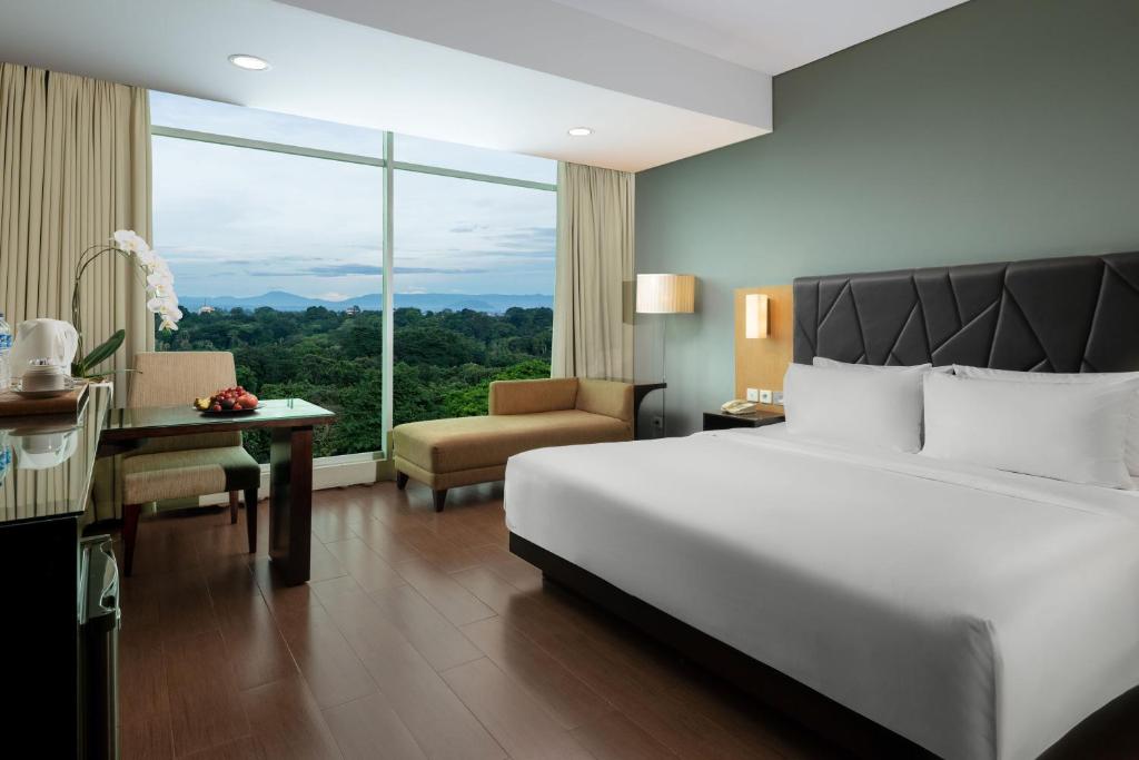 Postel nebo postele na pokoji v ubytování Hotel Santika Bogor