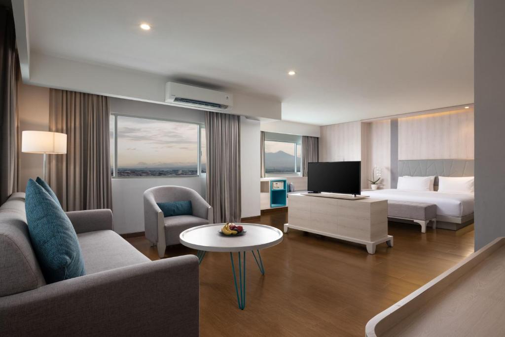 TV a/nebo společenská místnost v ubytování Hotel Santika Bogor