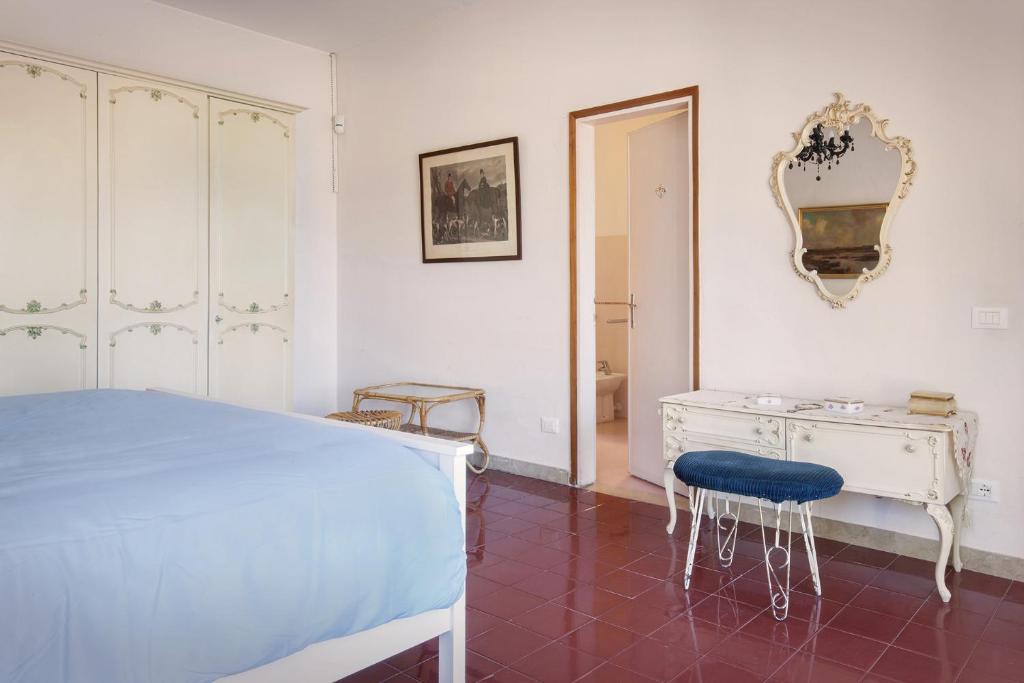 A bed or beds in a room at Villa Belvedere-Con piscina a Bardolino
