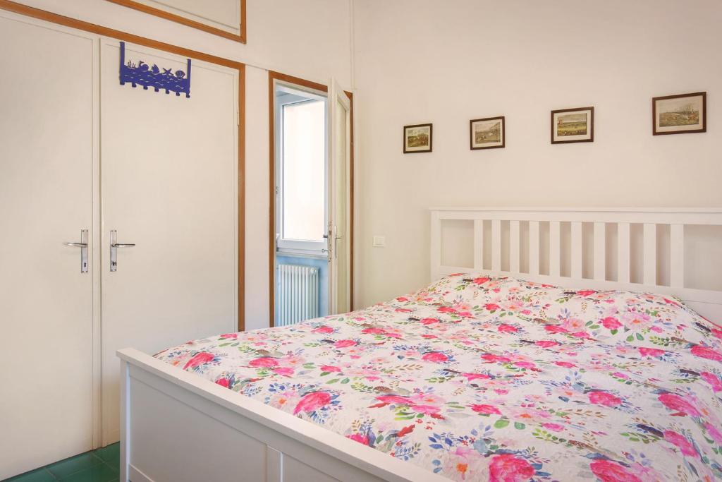 A bed or beds in a room at Villa Belvedere-Con piscina a Bardolino