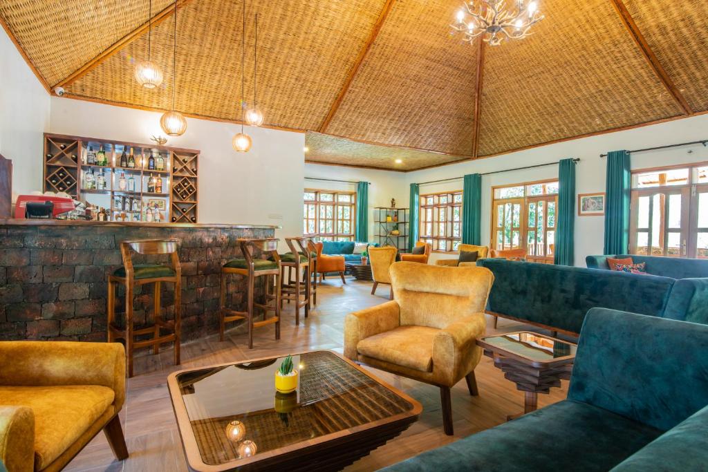 una sala de estar con sofás y un bar en Gorilla Leisure Lodge en Kisoro