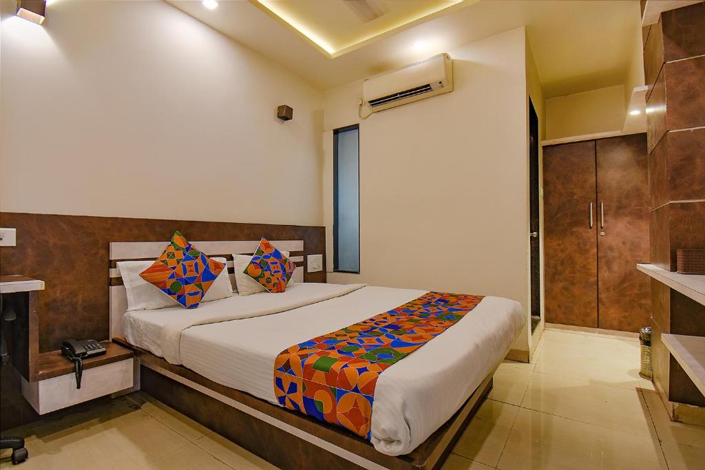 1 dormitorio con 1 cama grande en una habitación en FabHotel Royce Studio Apartments, en Pune