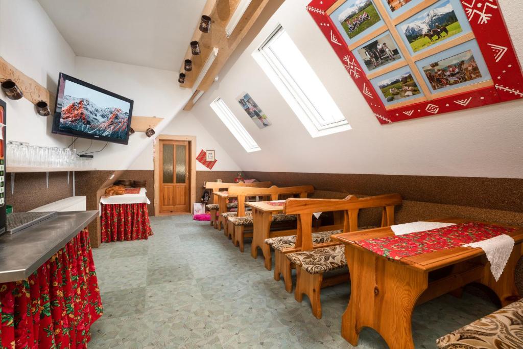 A television and/or entertainment centre at Ubytovanie u Maťka a Kubka