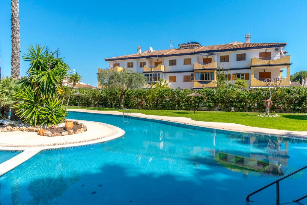 Bazén v ubytování Mil Palmeras Coastal House nebo v jeho okolí