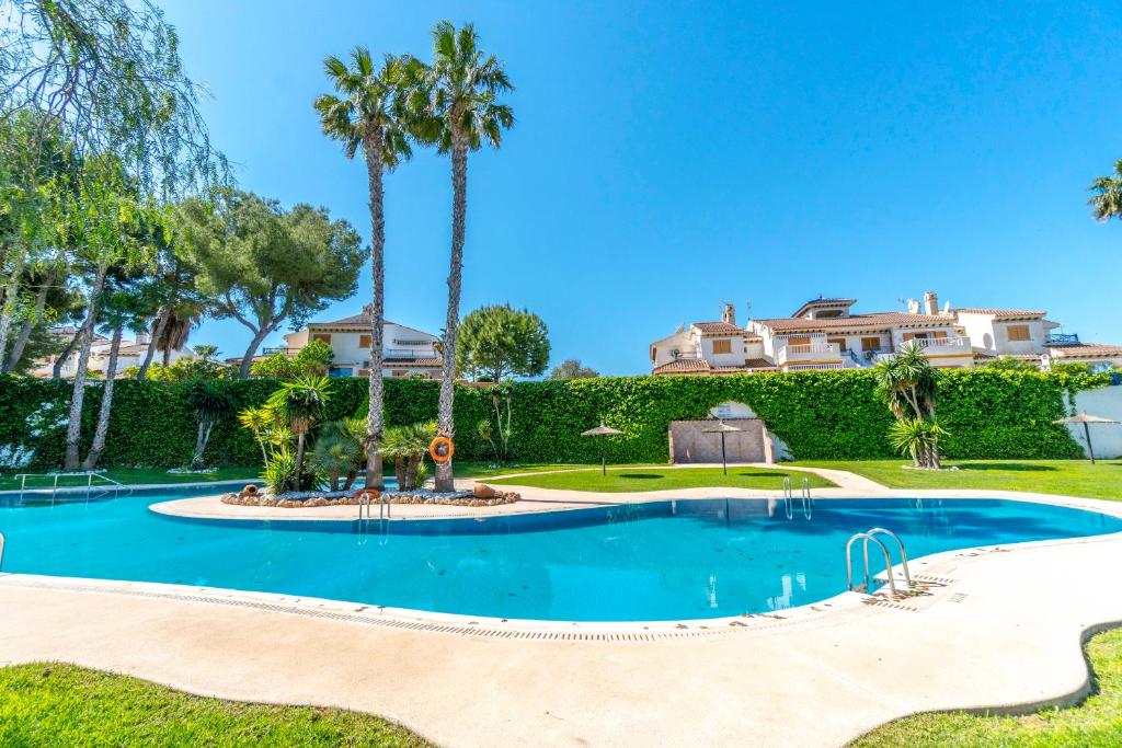 Bazén v ubytování Mil Palmeras Coastal House nebo v jeho okolí