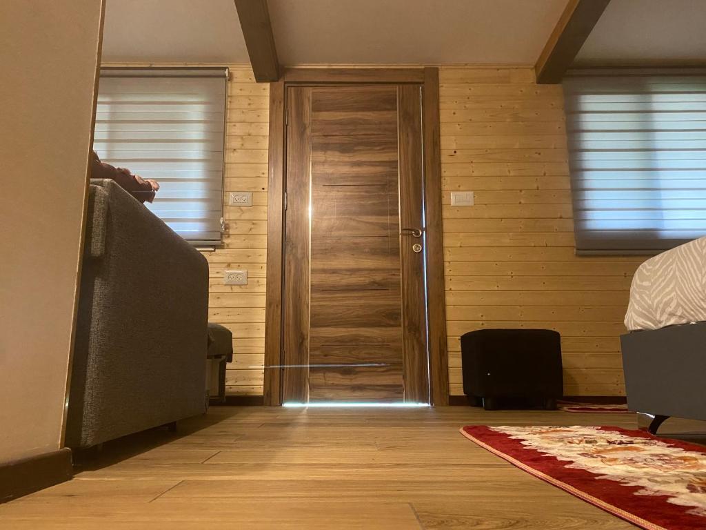 una puerta en una habitación con una pared de madera en Majdal Shams/989 Apartment, en Nimrod