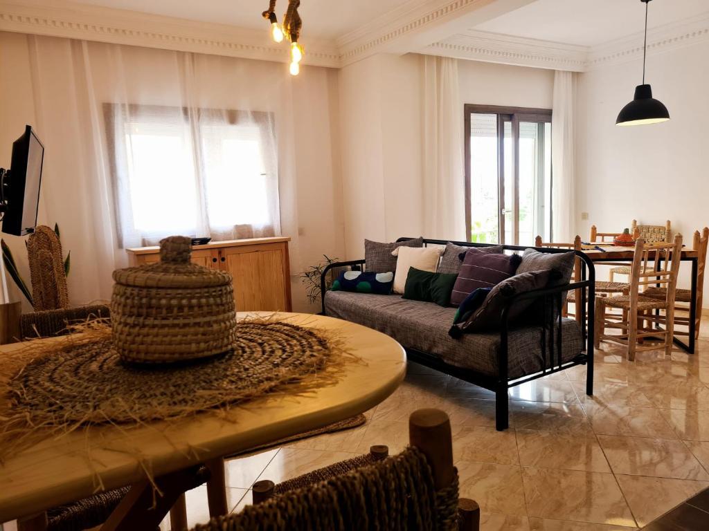 sala de estar con sofá y mesa en FRESH DESIGNED next to THE SEA -nice area - wifi en Esauira