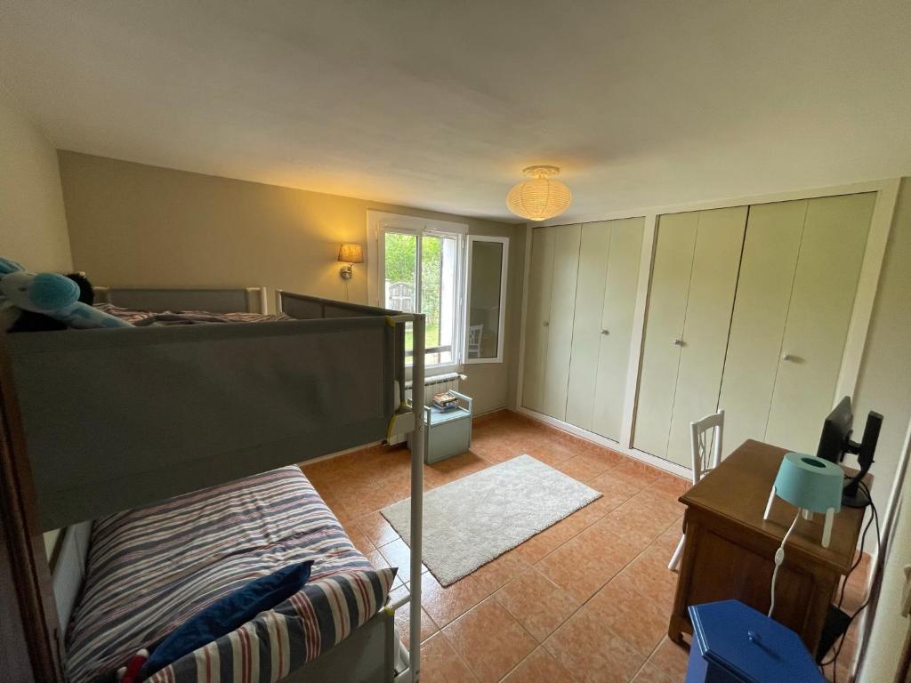 - une chambre avec des lits superposés et un bureau dans l'établissement Holiday home Verdon with private pool and view, à Artignosc-sur-Verdon