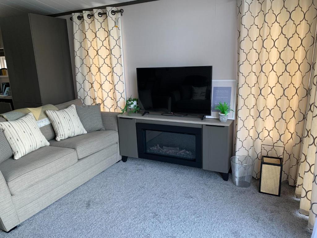 TV a/nebo společenská místnost v ubytování Mawgan Pads Lazy Days Lodge