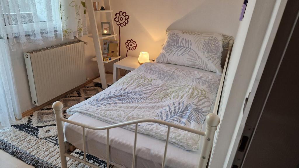 A bed or beds in a room at Ferienwohnung Edeltraud, fußläufig zum See und 20 Minuten vom Skigebiet entfernt