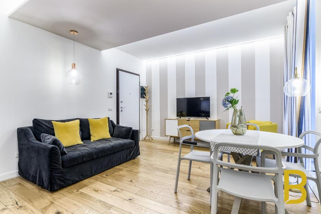 sala de estar con sofá y mesa en BePlace Apartments in Porta Venezia, en Milán