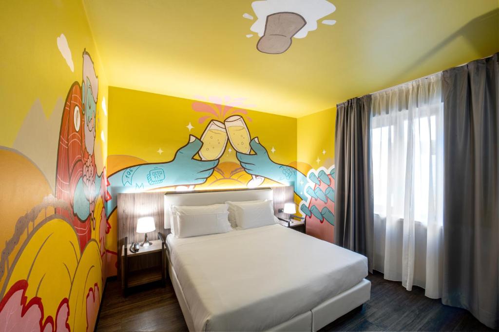 Postel nebo postele na pokoji v ubytování Muraless Art Hotel - WorldHotels Crafted