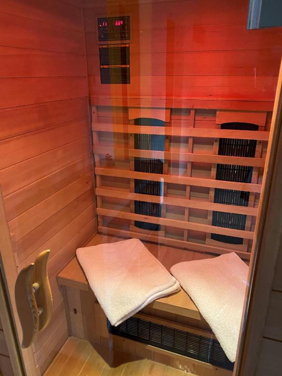 Posteľ alebo postele v izbe v ubytovaní Wellness House Oliva with heated salt water Pool, Sauna & Jakuzzi