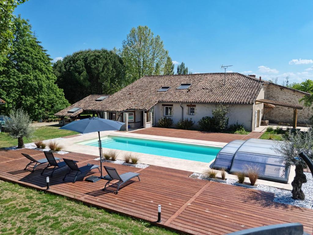 Casa con terraza de madera y piscina en Logement de charme en campagne girondine: le Domaine de Mongeret, en Pondaurat