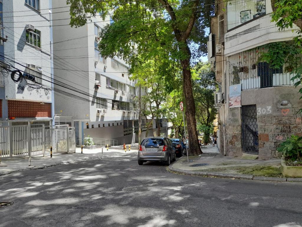 un coche aparcado al lado de una calle de la ciudad en Glória' loft, en Río de Janeiro