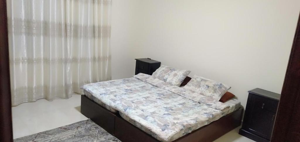 um quarto com uma cama com almofadas em شقه فندقيه.Apartment,Petra em Wadi Musa