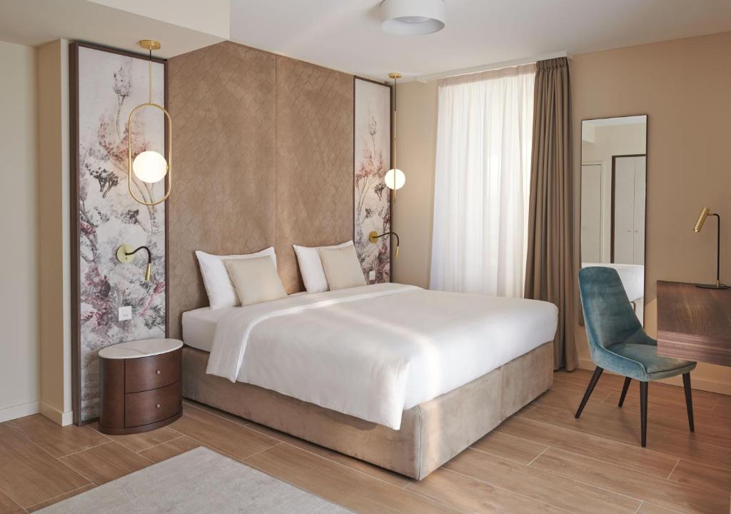 Postel nebo postele na pokoji v ubytování Vista Lakefront Boutique Hotel